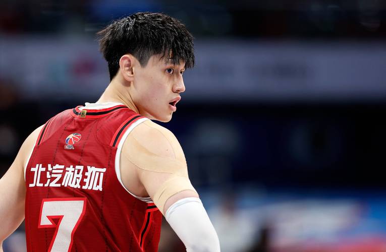 中国赛半场：布克11分 曾凡博未出场 托马斯15分 太阳领先篮网2分