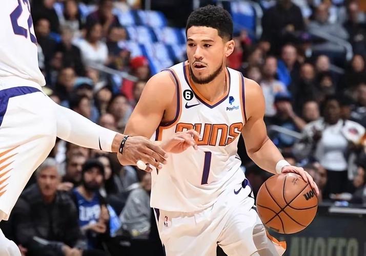 打无球很轻松！布克首节出战近11分钟 三分3投全中拿到11分3板！