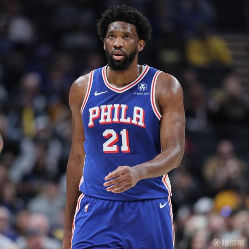 恩比德在队内训练赛完成暴扣 时隔8月首次在公开场合亮相！