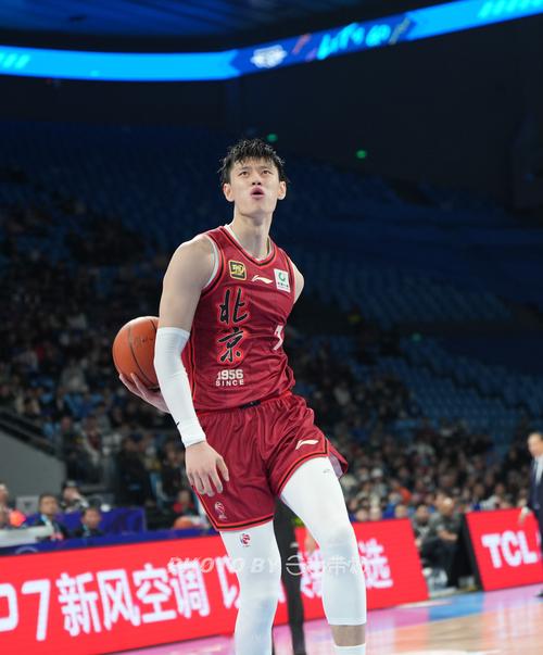 NBA中国赛次战 到了末节小曾还是没机会🗣️观众大喊：换曾凡博