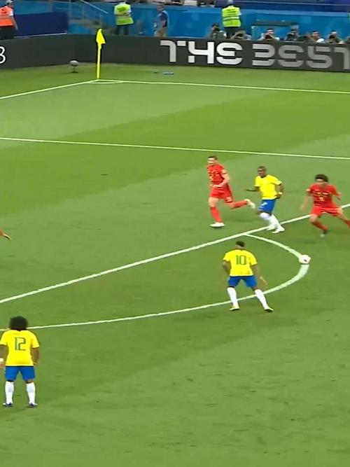 防得了进球防不住鼠鼠！一老鼠闯入球场，库尔图瓦想抓住但未得手