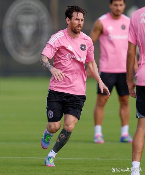 记者:梅西周一参加阿根廷训练,但他和帕斯是否首发仍存疑问