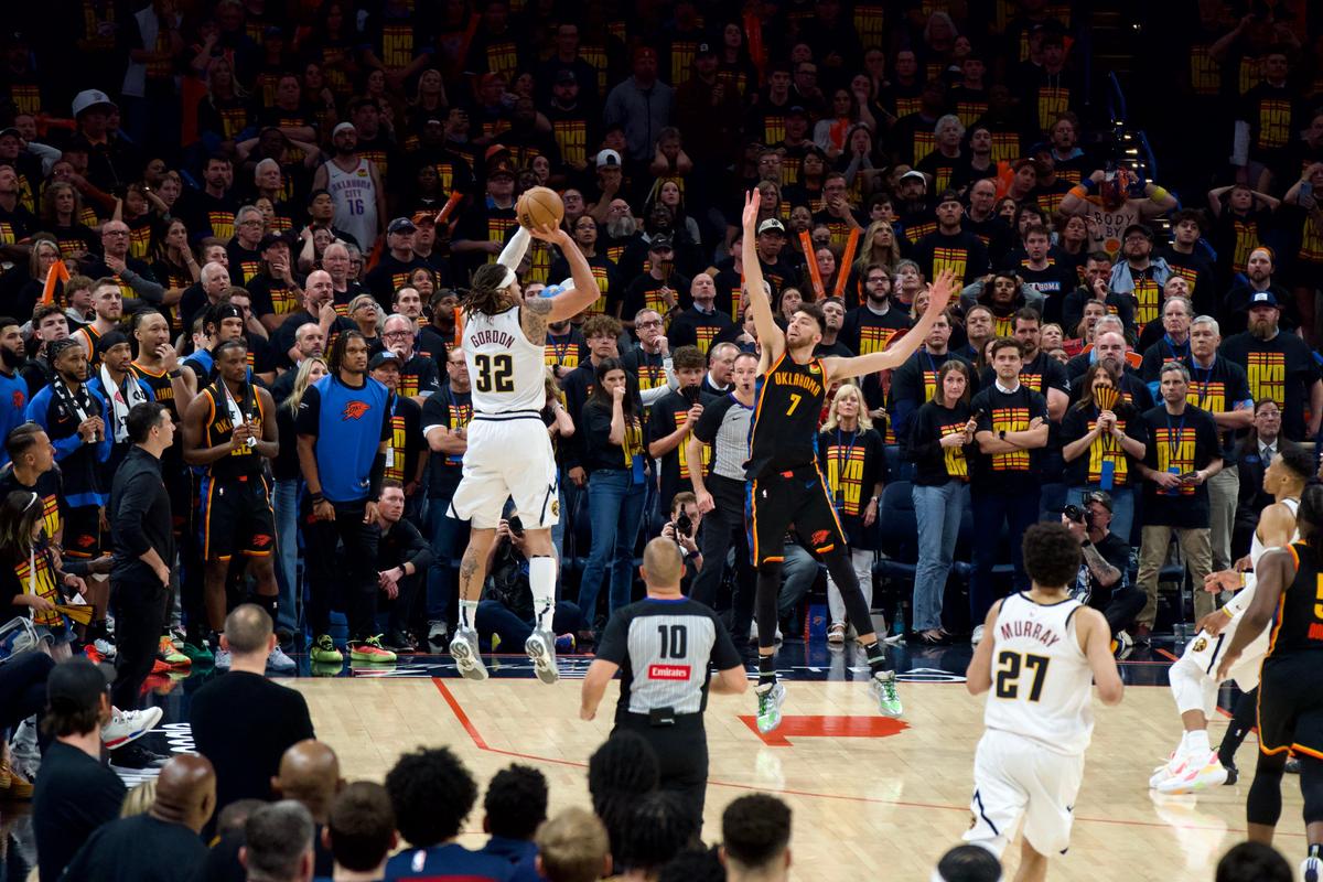 精准制导！约基奇甩传助攻戈登命中底角三分