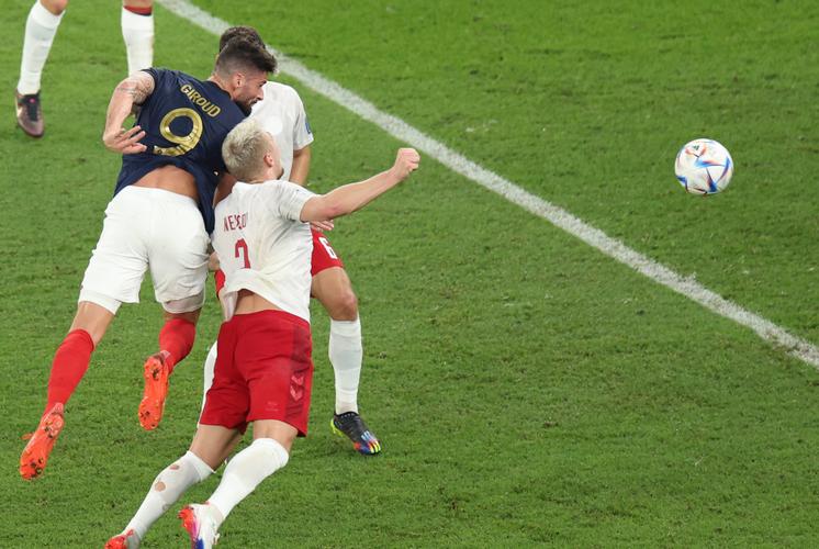 补时阶段，卡塔尔球员被撞后倒地，在地上连滚数圈