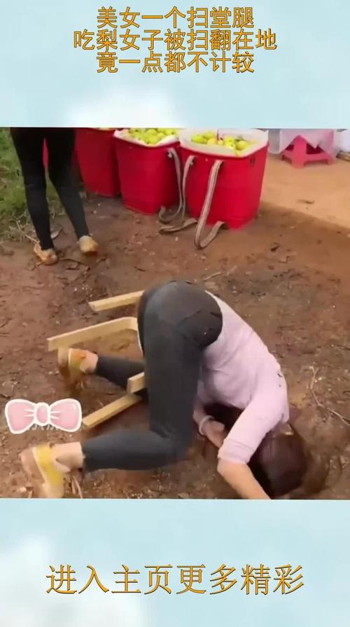 动作有点大！泰国队多次放铲+背后扫堂腿，吃到一张黄牌