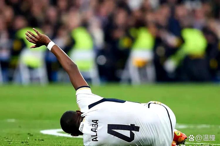 佛得角阿拉巴😂佛得角庆祝首进世界杯，球员举起白色塑料凳庆祝