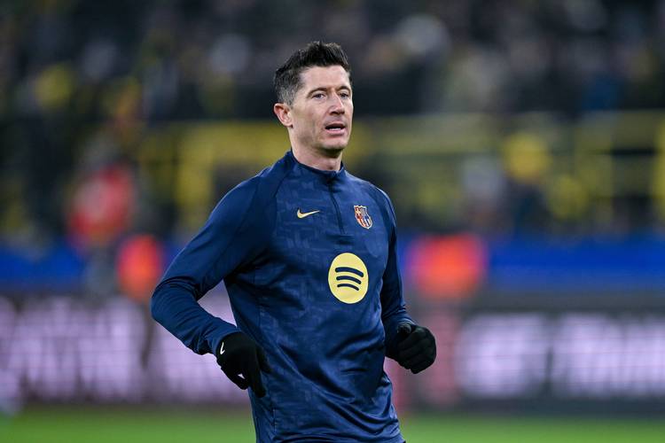 伤兵满营!西媒:莱万确定因伤缺席国家德比