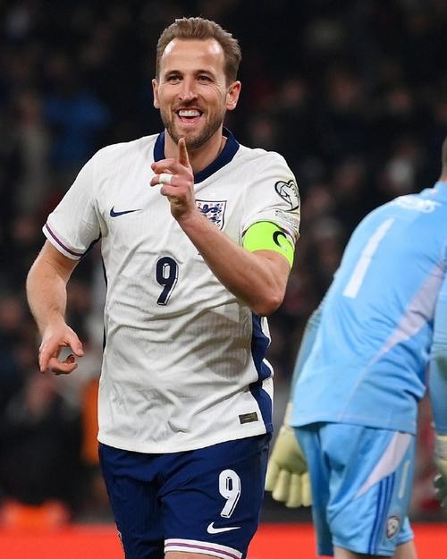 效力非英国俱乐部期间凯恩为英格兰打进18球,超过莱茵克尔的纪录