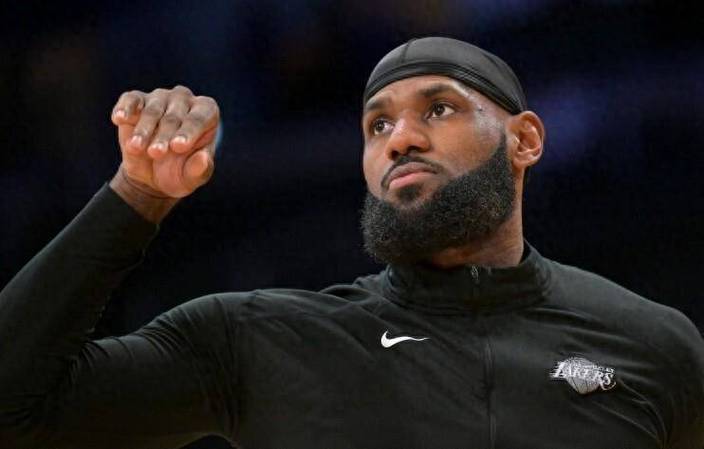 詹姆斯:我曾警告我的财务顾问 如果他敢偷我的钱他一定不会好过