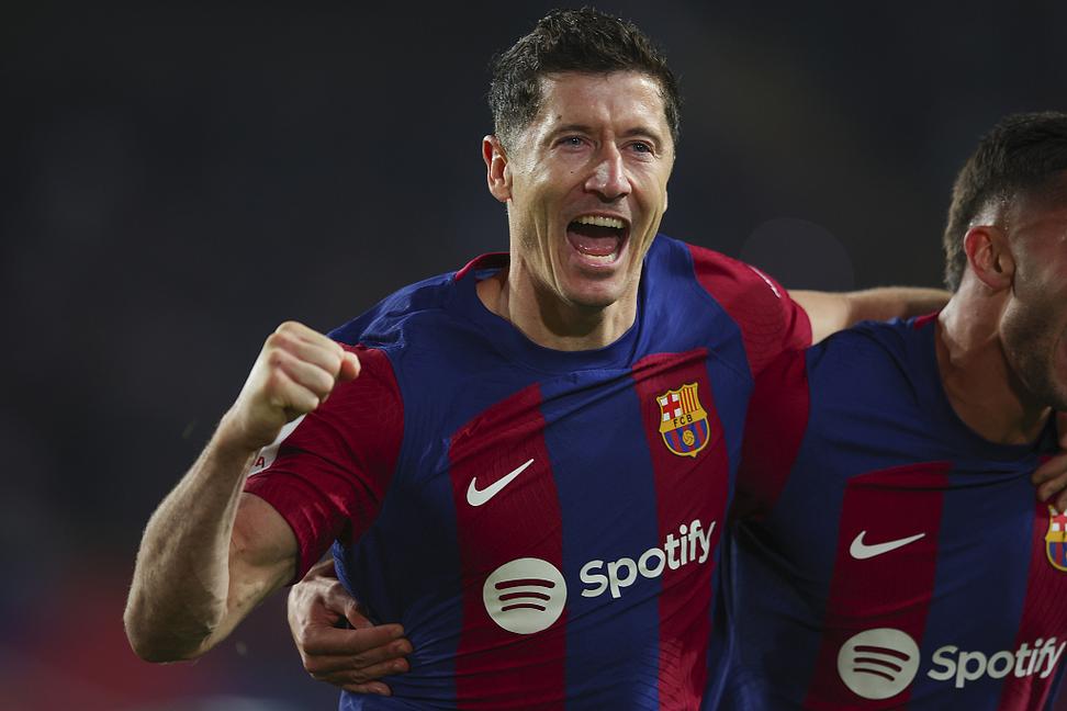 马卡报:莱万上半场就感到不适,巴萨不满其继续比赛导致伤势恶化