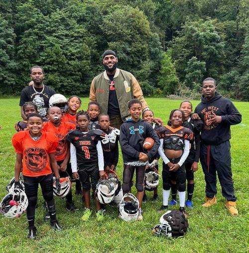 青春年少!詹姆斯转发与高中队友身穿橄榄球队服合照