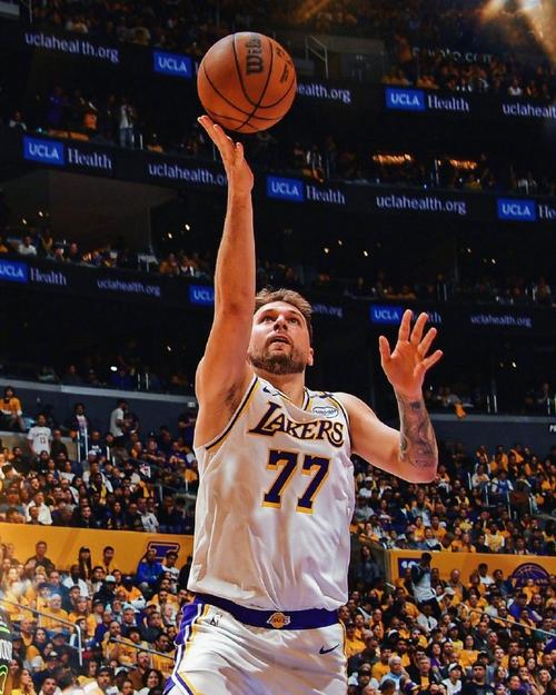 首秀状态不错!东契奇15中7&4记三分拿到25分7板4助