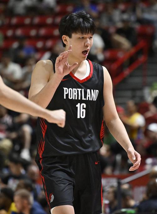 小杨打服美网友:他是中国约基奇!开拓者未来超巨!当代世界屋脊