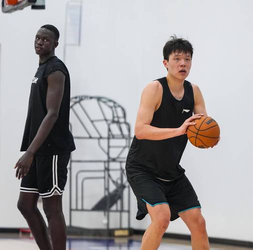 媒体人:杨瀚森的位置感 尤其是防守一端的位置感持续在进步