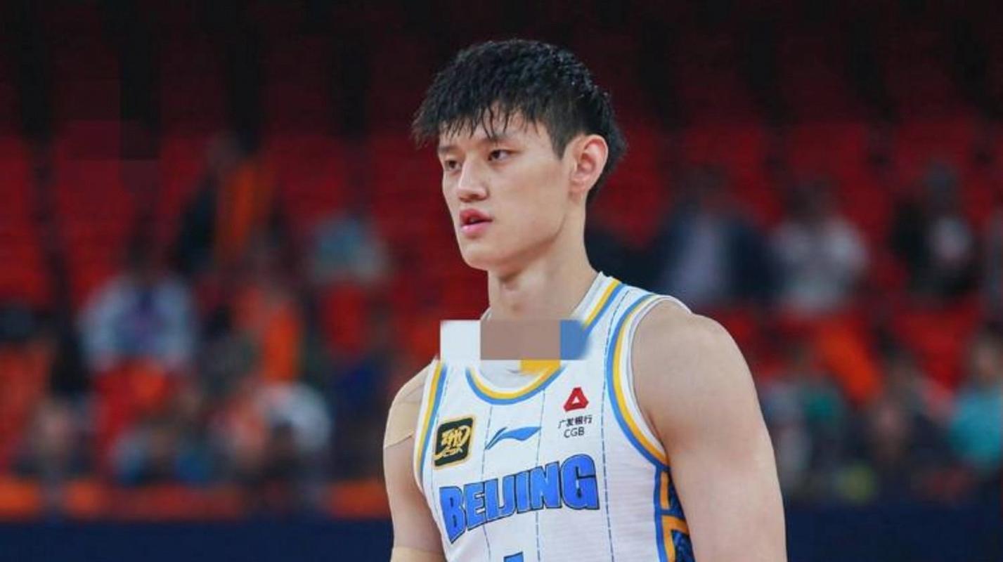 若小曾回CBA首钢阵容:周琦赵睿曾凡博陈盈骏领衔 翟晓川雷蒙在列