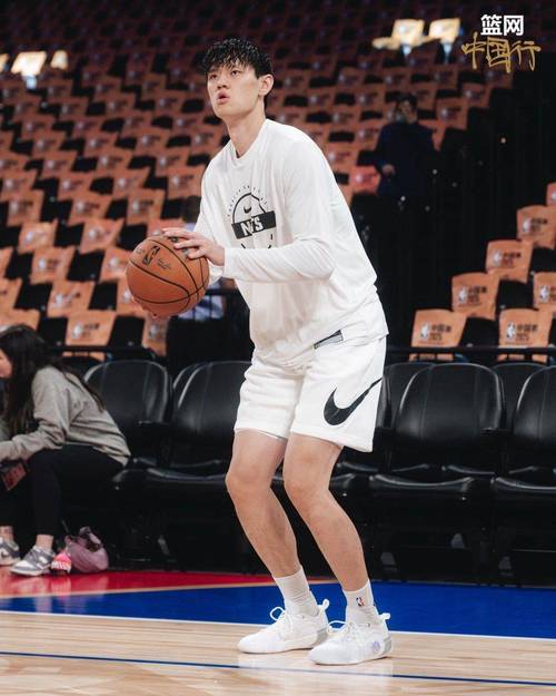 官方:中国球员曾凡博被篮网裁掉💥两场中国赛只打10分钟零出手