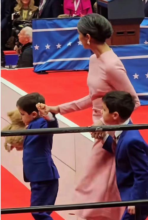 妥妥人生赢家！福克斯晒生活照 妻子貌美如花 儿女双全机灵可爱