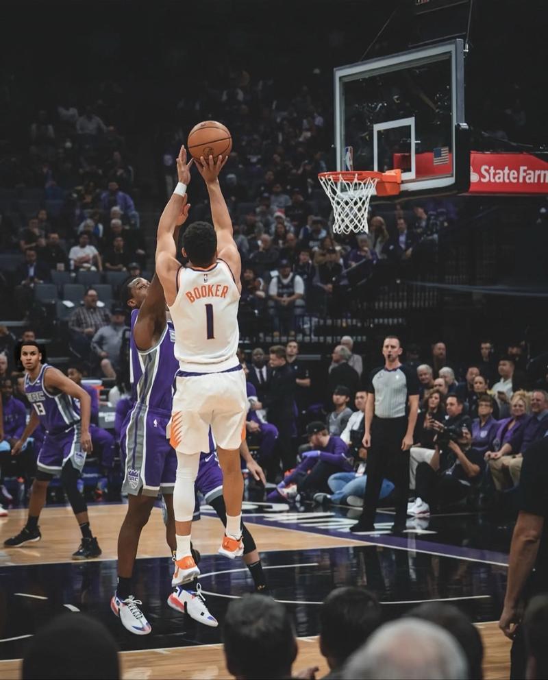 布克:很意外威少这么久才找到下家 他配得上这机会我非常尊重他