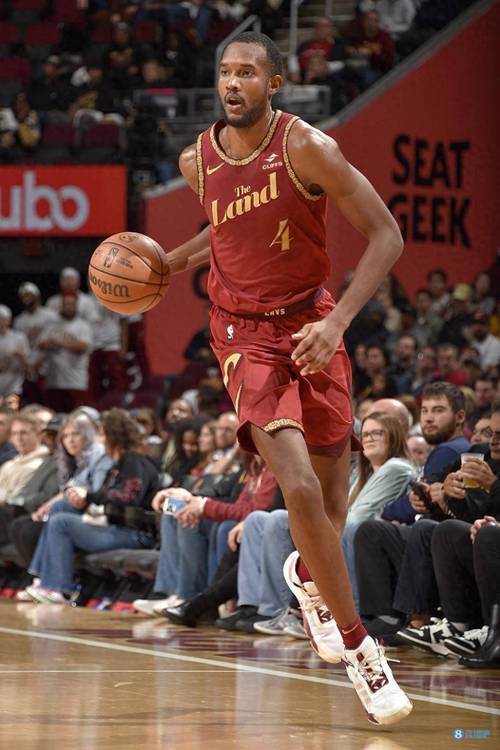 莫布里训练师:如果骑士上赛季改变比赛的重点 他们本能走得更远