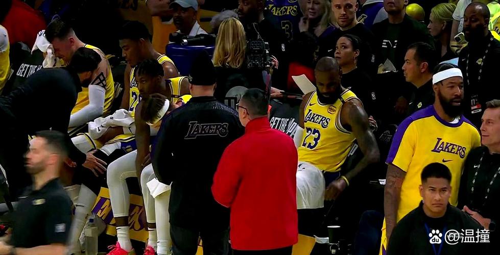 湖三崩?在本赛季季前赛的5场比赛中 湖人在第三节场均净负13.2分