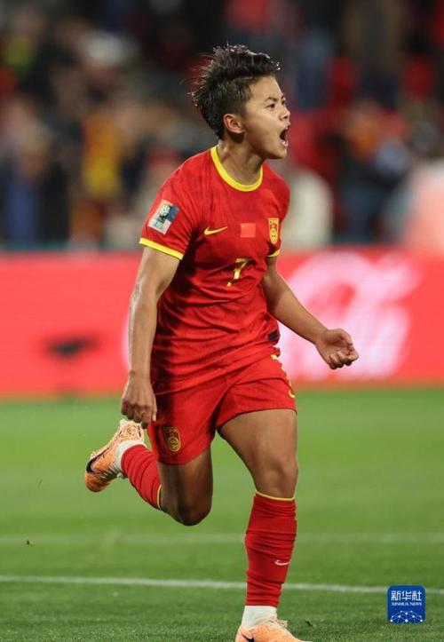 王霜:如果能在偶像C罗踢球的国家获奖,那对我来说非常开心