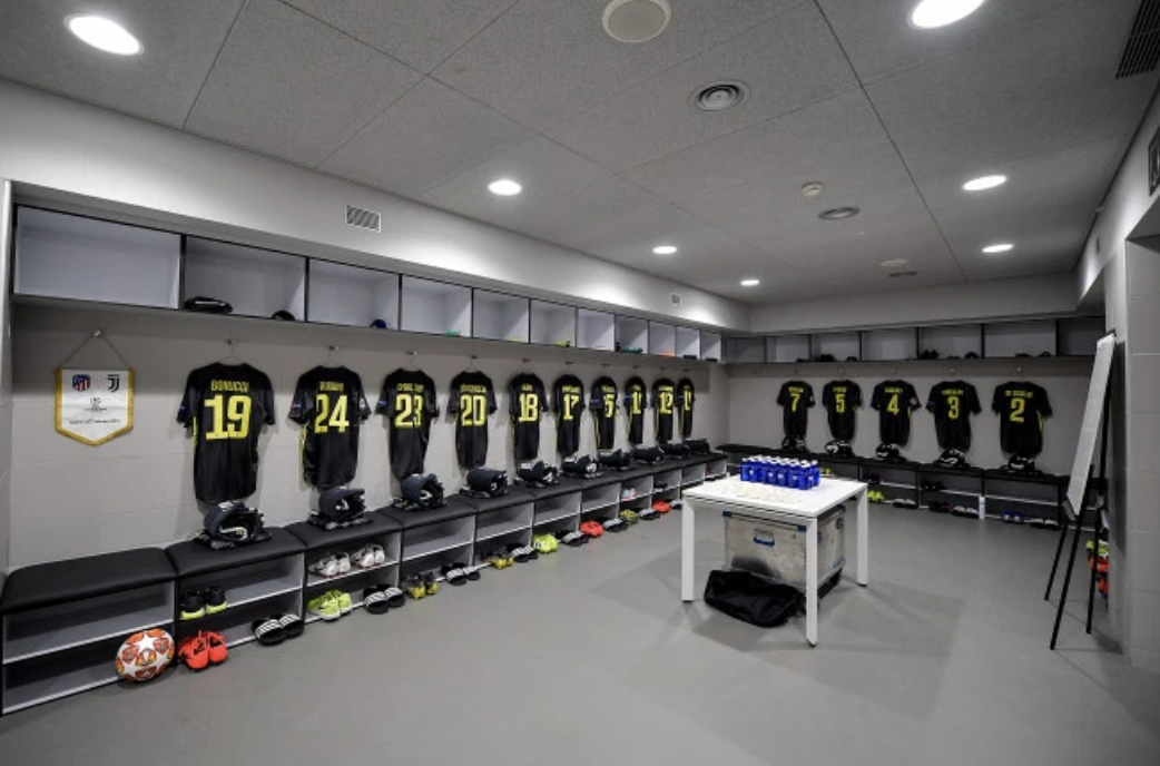 热刺旧将:圣西罗的内部环境很糟糕,更衣室很小且厕所只有一个洞