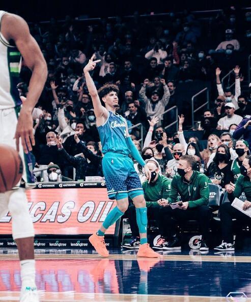 拉梅洛-鲍尔16投7中&三分12中4得到23分5板8助 出现5失误