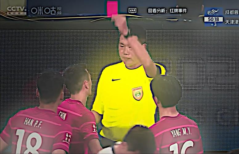 记者:蒋圣龙陪伴妻子生产后马不停蹄赶回青岛,准备明晚比赛