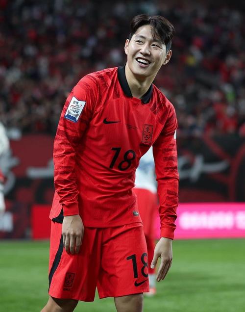 李刚仁当选2025年亚足联年度亚洲最佳国际球员,巴黎晒图:恭喜!