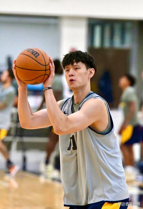 曾凡博赴美养伤 发展联盟球员收入比不上国内但锻炼方面比CBA要强