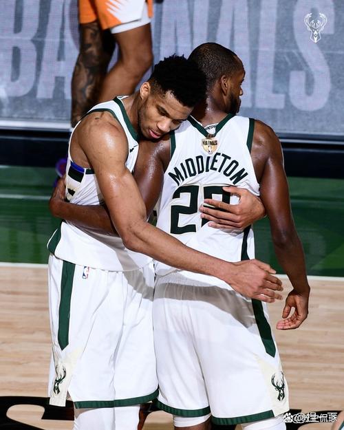 Shams：雄鹿已经裁掉了2023年末尾秀克里斯-利文斯顿