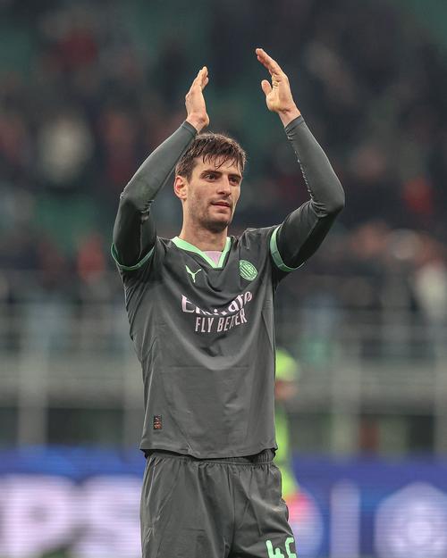 福法纳:米兰必须以意甲冠军为信念;莱奥保持正确心态时无人能及