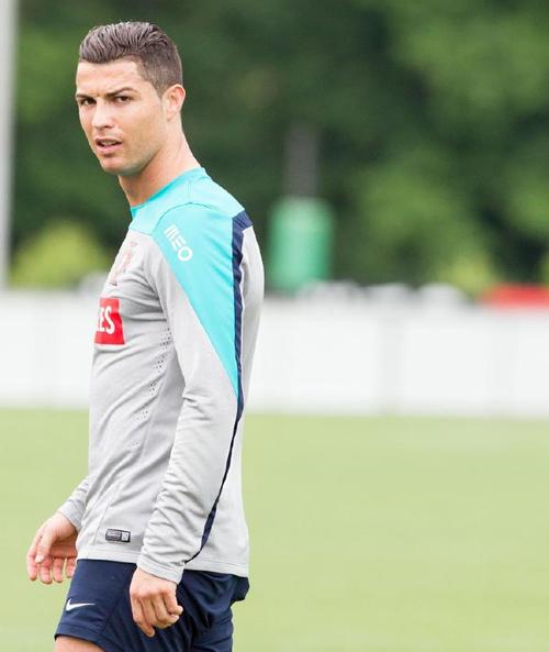 清爽!C罗更新社媒晒出新造型:换上干净寸头造型