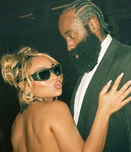 哈登被捧花吓懵？女友：他讨论结婚比我还多 他早叫我“老婆”了