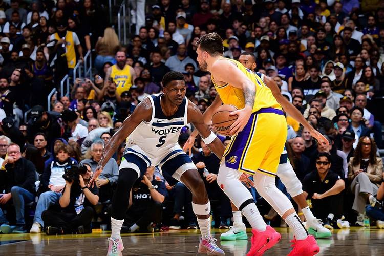 状态不错！兰德尔18中10拿下23分8板4助2断