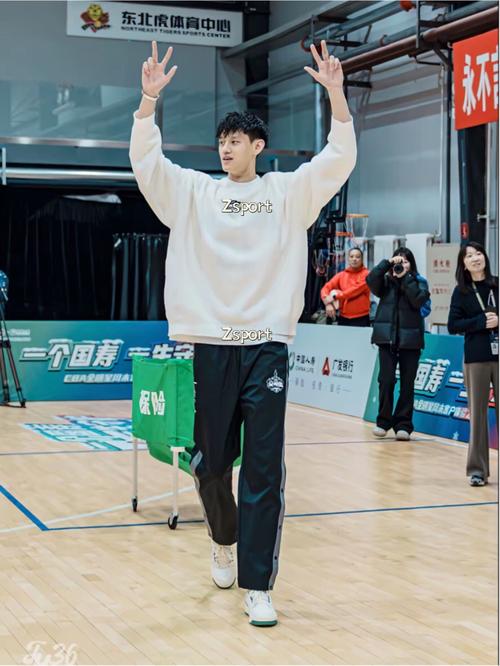 训练师：曾凡博第一反应左手、身高高有投射能力 让人觉得很难得