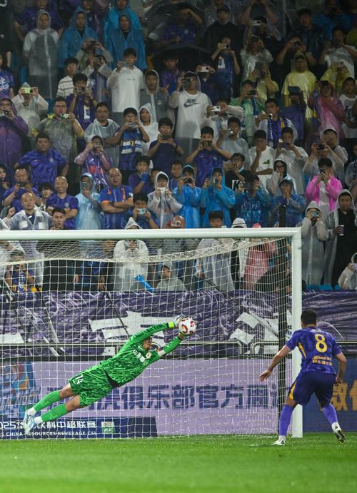 没有点球!泽卡投诉卢卡斯手球,裁判亲自回看VAR认定浙江没犯规