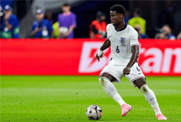 身价5000万!英媒:水晶宫计划1月就卖格伊;红军面临皇萨仁竞争