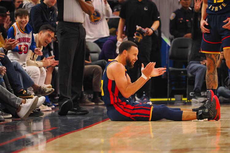 外线很准！小哈达威首节5中3得到10分2篮板 三分4中3