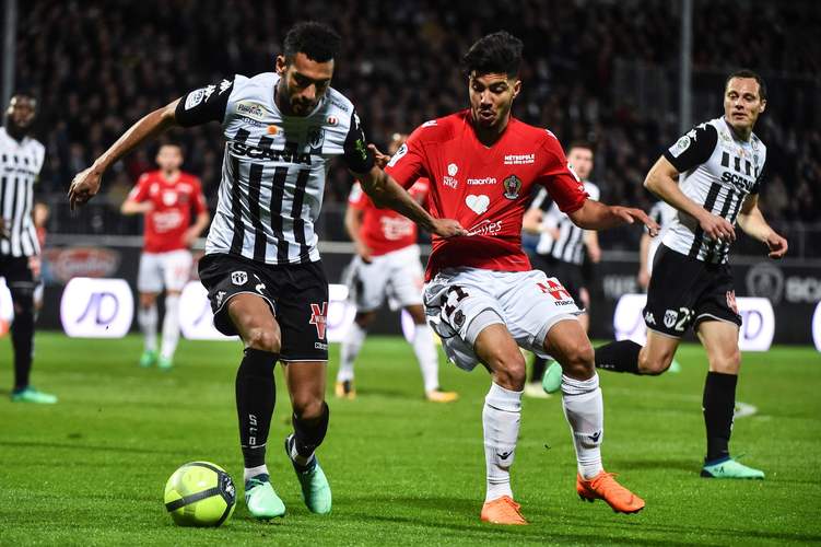 首秀惊艳！万项代表杜利亚伊足球学院首发出战，帮助球队大胜