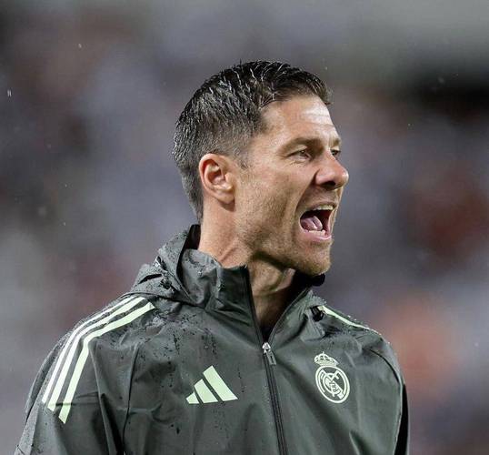 😡西媒:恩德里克知道没有机会出场后怒踢水瓶,阿隆索不高兴