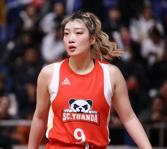 随四川女篮实现全国锦标赛四连冠！李梦社媒晒多张合照