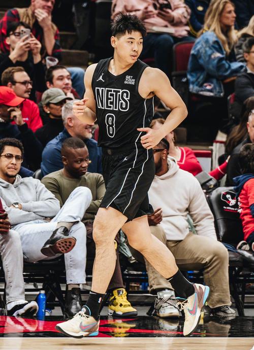 广东宏远男篮参加公益活动 新援崔永熙与球队一同出席