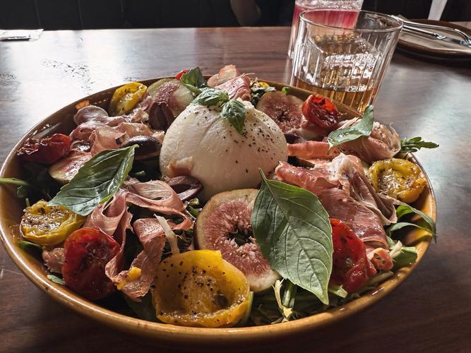 犒劳自己！詹姆斯自拍在家享用晚餐：香菜披萨+一杯红酒