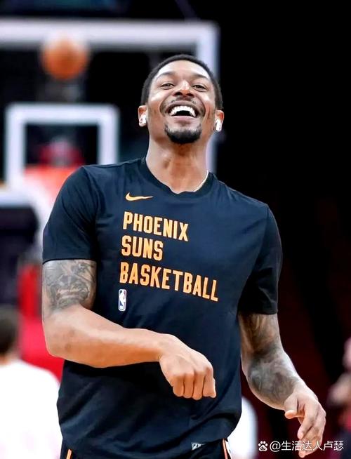 比尔:我的适应力很强 既能大包大揽也能无球跑动&空切&持球组织