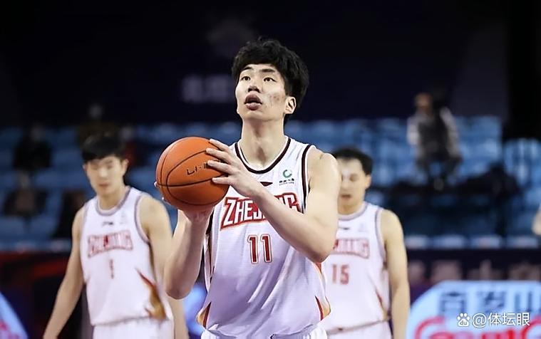 媒体人:余嘉豪现在打不了西乙正常 先把体能练好 折返跑要跟得上