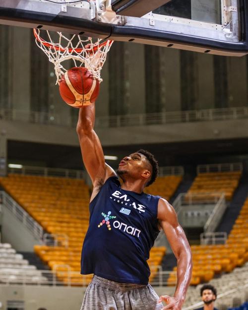 真舒展！字母哥在训练中轻松完成大风车扣篮