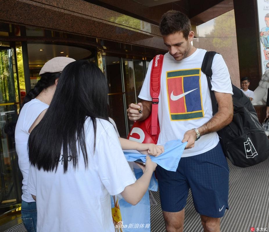 拜仁参加巴西啤酒节活动,卢西奥到场和球迷亲切互动并签名
