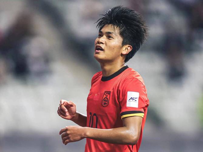 最接近进球的一次！蒯纪闻面对3人防守，强突进禁区射门被扑