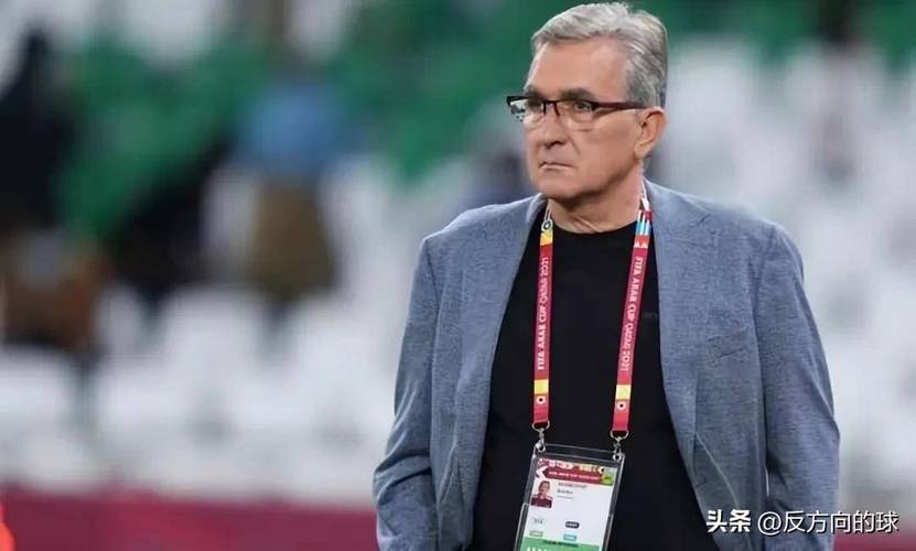 伊万:我们讨论过是双后腰还是单后腰,使用双后腰取得了好的结果